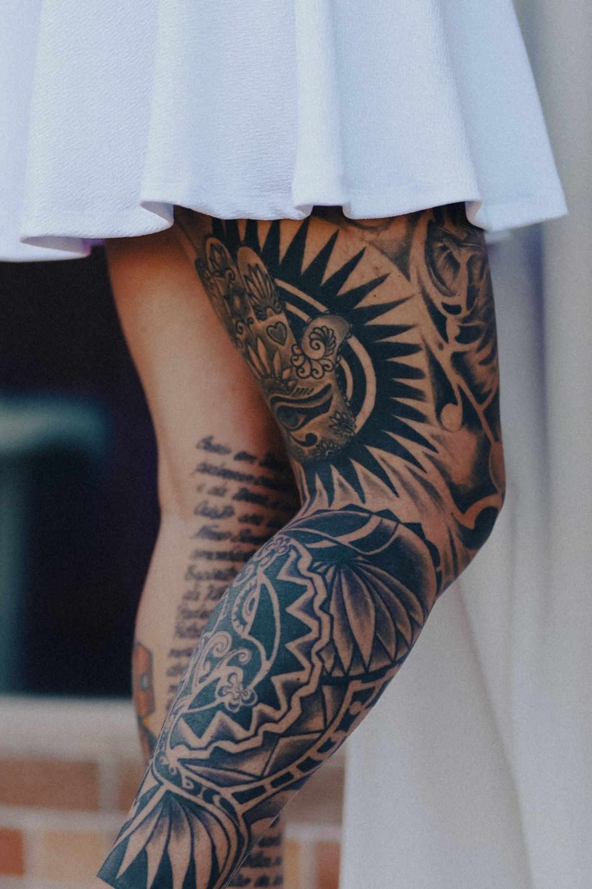 Jambe avec grand tatouage noir aux motifs géométriques et artistiques dans l’univers du tatouage  à Windsor